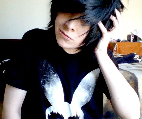 Frilla.se Se frisyrbilder på Emo killfrisyrer